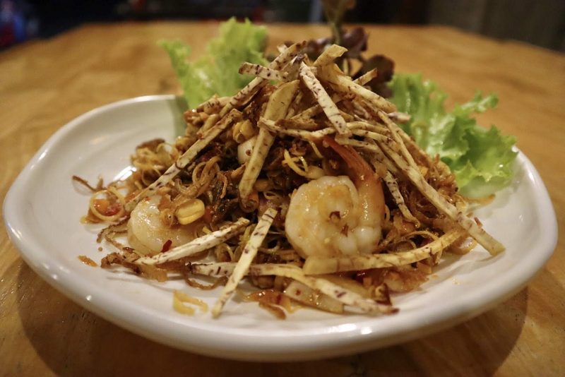 สลัดกุ้งโรยเส้นกรอบสีทองบนจานขาว
